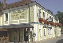 Landgasthaus Hochstöger, © ©Hochstöger Ein traditionelles Gasthaus mit gelber Fassade und Blumenkästen.