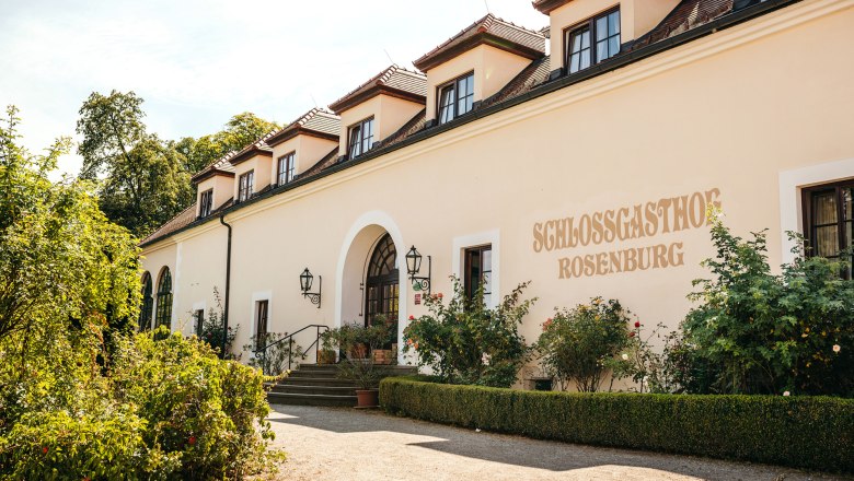 Schlossgasthof Rosenburg, © Niederösterreich Werbung / Daniela Führer Außenansicht des Schlossgasthofs Rosenburg mit Garten und Eingangstreppe.