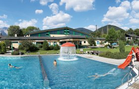 Freibad Puchberg, © Tourismusbüro Puchberg Freibad Puchberg mit Schwimmbecken, Rutsche und grüner Umgebung.