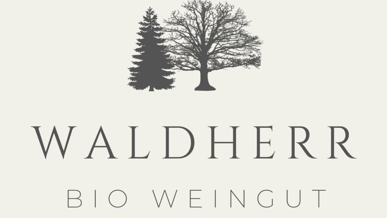 Bioweingut Waldherr, © Bioweingut Waldherr Logo des Bioweinguts Waldherr mit zwei Bäumen und Schriftzug.