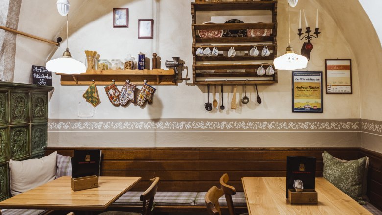 Wirtshaus wie und für Zuhaus, © Niederösterreich Werbung/David Schreiber Gemütliche Gaststube mit Holzmöbeln und traditioneller Dekoration.