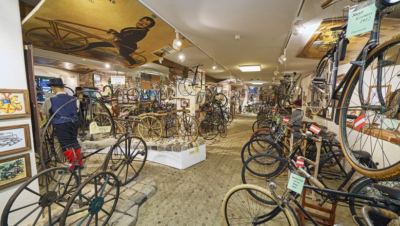 Fahrradmuseum Retz, © Philipp Monihart Innenansicht des Fahrradmuseums Retz mit historischen Fahrrädern und Ausstellungsstücken.