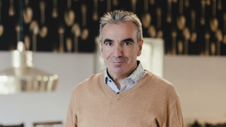 Wirt und Sommelier Martin Blauensteiner, © Niederösterreich Werbung/David Schreiber Ein Mann in einem Restaurant hält einen Teller mit Essen in der Hand.