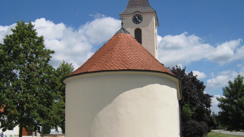 Ortskapelle Hl. Barbara, © Marktgemeinde Nappersdorf-Kammersdorf Ortskapelle Hl. Barbara mit rundem Dach und Turm vor blauem Himmel.