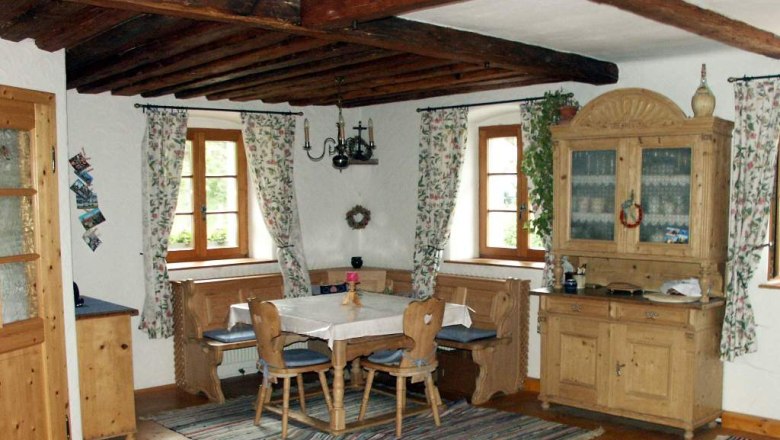 Essecke im Ferienhaus Goldegg, © Ferienhaus Koch Rustikale Essecke mit Holzmöbeln und Teppichen in einem Ferienhaus.