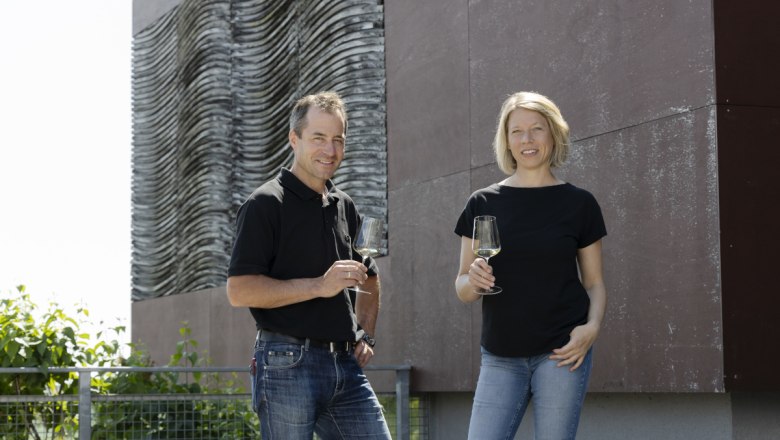 Winzerin Silke Mayr und Kellermeister Michael Nastl, © Weingut Buchegger/Klaus Vyhnalek Winzerin Silke Mayr und Kellermeister Michael Nastl