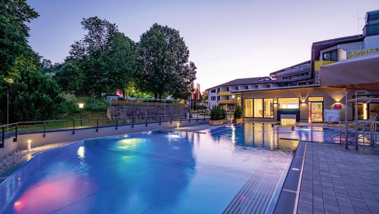 Zum Landsknecht, © Vivea Gesundheitshotel Beleuchtete Poolanlage bei Nacht mit Gebäuden im Hintergrund.