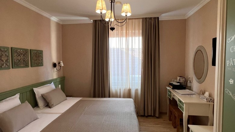 Beispielzimmer, © Mediterraneo Ybbs Gemütliches Hotelzimmer mit Doppelbett, Schreibtisch und Fenster mit Vorhängen.