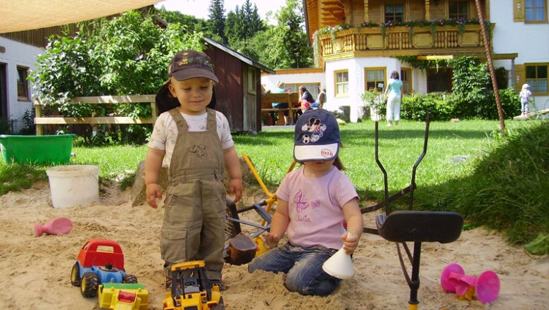 In der Sandkiste spielen auch die Kleinsten, © zVg. Zwergerlhof In der Sandkiste spielen auch die Kleinsten, © zVg. Zwergerlhof