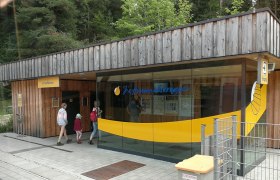 Bahnhof Erlaufklause, © Roman Zöchlinger Bahnhof Erlaufklause mit Holzfassade und Glasfront, Menschen betreten das Gebäude.