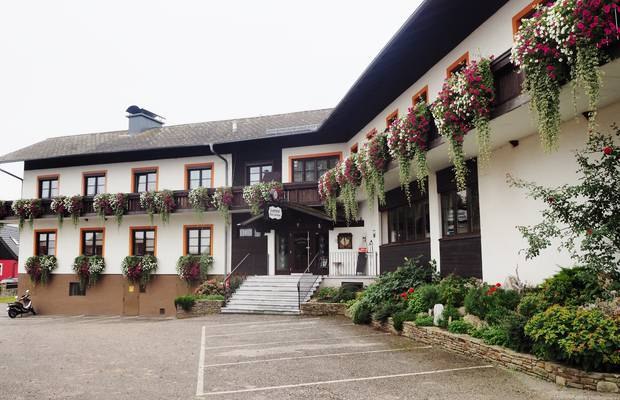 Landgasthof Lechner, © Landgasthof Lechner Ein traditioneller Landgasthof mit Blumen geschmückten Balkonen und einem Eingang mit Treppe.