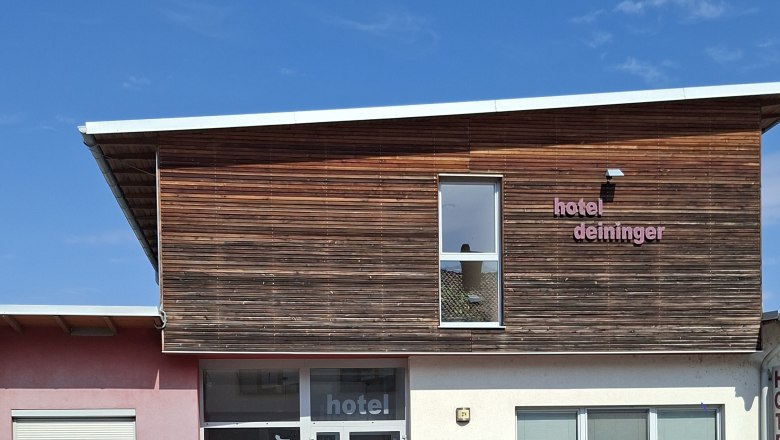 Hotel Deininger Fischamend, © Stadtgemeinde Fischamend Fassade des Hotel Deininger mit rotem Auto davor.