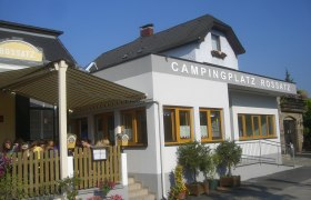Campingplatz Rossatzbach, © Campingplatz Rossatzbach Eingang des Campingplatzes Rossatzbach mit Terrasse und Sonnenschutz.