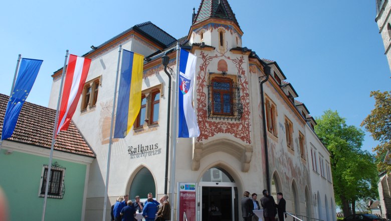 Stadtgemeinde Haag, © Stadtgemeinde Haag Historisches Rathaus in Haag mit bemalter Fassade und Flaggen davor.