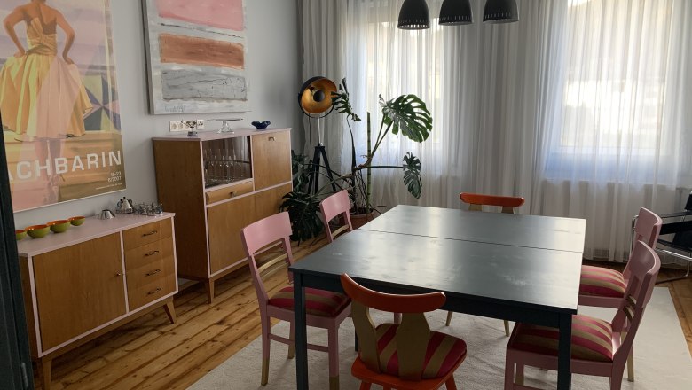 Essbereich, © Familie Wochesländer Essbereich mit Tisch, Stühlen, Kommoden und Kunstwerken an der Wand.