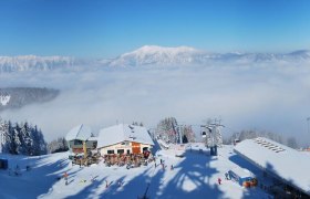 Panorama, Liechtensteinhaus, Semmering Hirschenkogel, Region Semmering Rax, Wiener Alpen in Niederösterreich, © Semmering Hirschenkogel Panoramaausblick vom Hirschenkogel mit Liechtensteinhaus, im Hintergrund ist Rax, Schneeberg und Hohe Wand zu sehen.