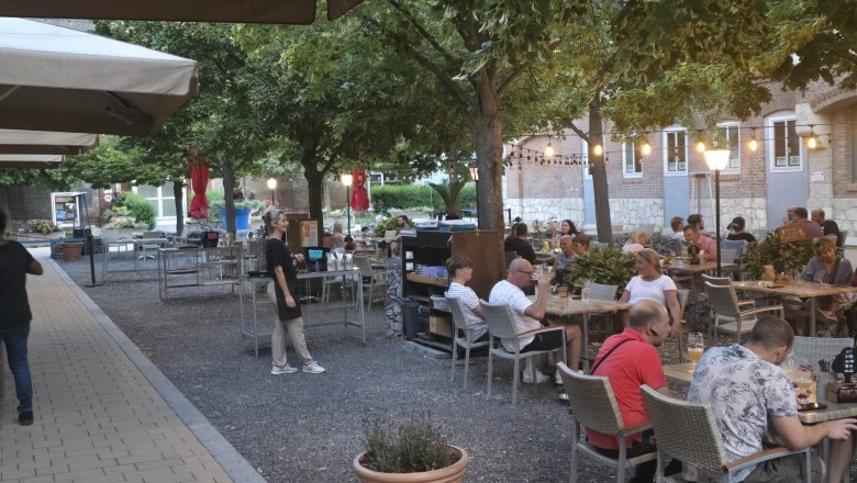 Felmayers Gastwirtschaft Schwechat, © Straubinger GmbH Felmayers Gastwirtschaft Schwechat, Gastgarten mit Personen