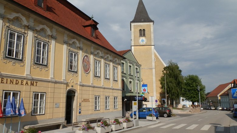 Gemeinde Strengberg, © Gemeinde Strengberg Straße in Strengberg mit Gemeindeamt und Kirche.