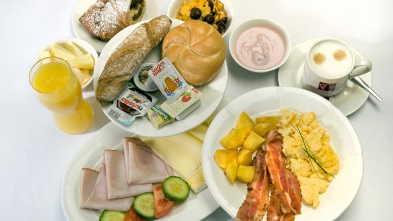 Frühstücksbuffet, © Kaiserrast Diverses Essen vom Frühstücksbuffet auf Tellern angerichtet.