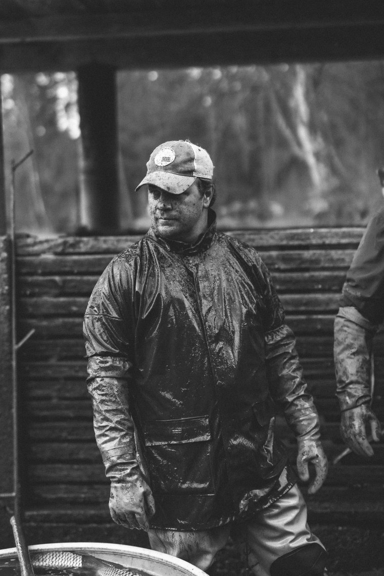 Franziskus Seilern-Aspang bewirtschaftet seine Teiche wieder selbst, © Niederösterreich Werbung/Mara Hohla Porträtfoto beim Abfischen Franziskus Seilern-Aspang
