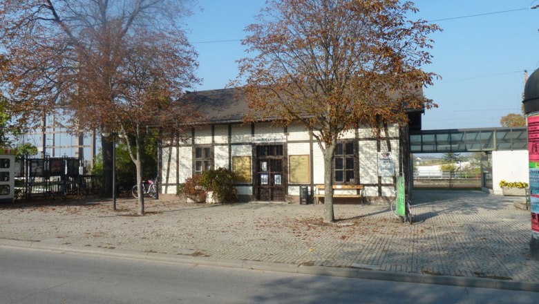 Eisenbahnmuseum Deutsch-Wagram, © Eisenbahnmuseum Deutsch-Wagram Altes Gebäude des Eisenbahnmuseums Deutsch-Wagram mit Bäumen im Vordergrund.