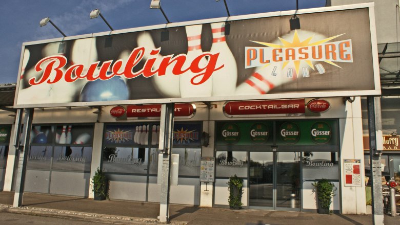 Pleasureland Bowling, © Wiener Alpen/Katrin Zeleny Eingang zu einem Bowlingcenter mit großem Schild 'Bowling Pleasureland'.