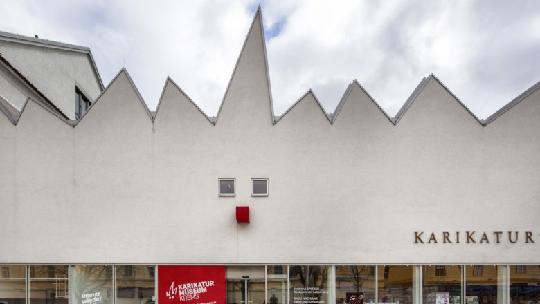 Karikaturmuseum Krems, © Karikaturmuseum Krems/Faruk Fassade des Karikaturmuseums Krems mit gezacktem Dach und rotem Quadrat.