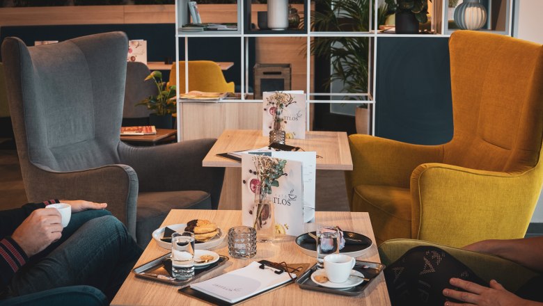 TDR- ZEITLOS-gedeckter Tisch, © Philipp Elsler Café-Tisch gedeckt mit Café und Gebäck. Im Hintergrund das Cafehaus.