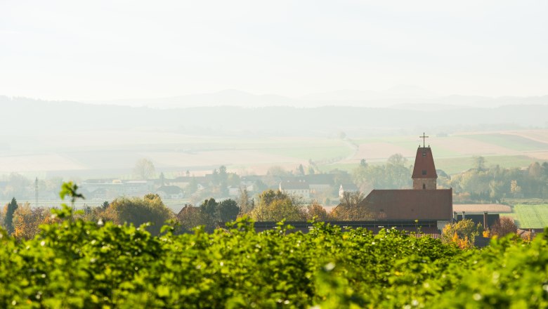 Gemeinde Perschling, © dphoto.at Landschaft mit Kirche und Feldern in Perschling.