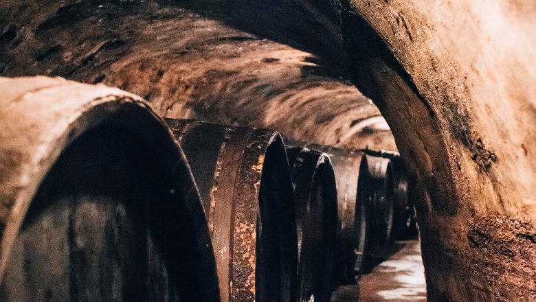 Weinkeller, © Niederösterreich Werbung / Romeo Felsenreich Ein alter Weinkeller mit großen Holzfässern an den Wänden.