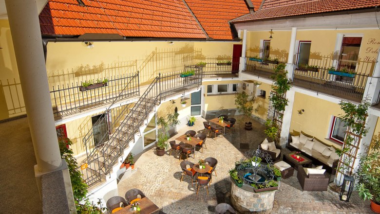 Innenhof Residenz Wachau, © Residenz Wachau Innenhof der Residenz Wachau mit Tischen, Stühlen und einem Brunnen.