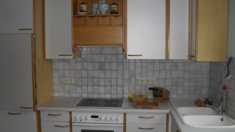 Küche in der Ferienwohnung Horak, © Hubert Horak Küchenzeile mit Herd, Spüle und Schränken in einer Ferienwohnung.