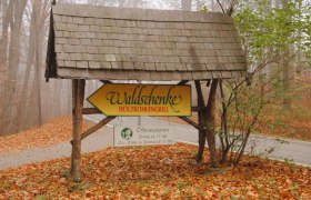 Herzlich Willkommmen, © Waldschenke Staar Ein hölzernes Schild im Wald weist zur Waldschenke Holzkohlengrill.