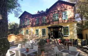 TD-Gasthaus-Konrad- aussen, © Norbert Wolf Außenansicht eines traditionellen Gasthauses mit Biergarten.