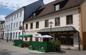 Gasthaus Fleischerei Hirsch, © Gasthaus Fleischerei Hirsch Gasthaus Fleischerei Hirsch mit Außenterrasse und Sonnenschirmen.