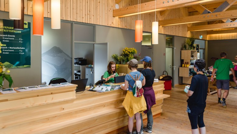 Tourismusinfo in der Ötscher-Basis, © Fred Lindmoser Tourismusinfo in der Ötscher-Basis, © Fred Lindmoser