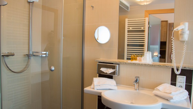 TDR-Hotel Römerhof Badezimmer, © Römerhof Hotel Badezimnmer mit Dusche und Waschbecken