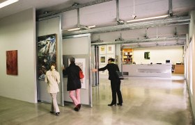 Artothek Innenansicht, © Artothek Innenansicht einer Artothek mit Personen, die Kunstwerke betrachten.