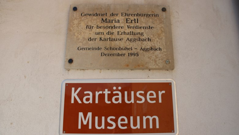 Beschilderung Kartause Aggsbach, © Donau NÖ Tourismus GmbH_VP Gedenktafel und Schild für das Kartäuser Museum in Aggsbach.