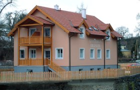 Gästehaus Erlinger, © Gästehaus Erlinger Gästehaus Erlinger mit Holzveranda und Zaun.