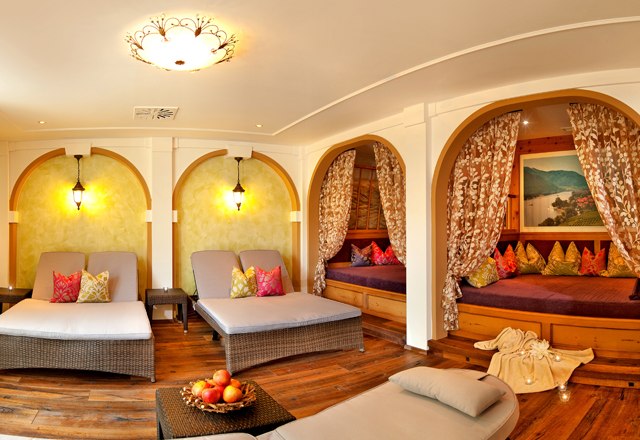 Wellness, © Residenz Wachau Ein gemütlicher Wellnessraum mit Liegen, Vorhängen und Kissen.