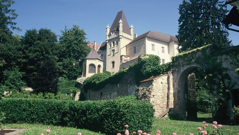 Schloss Maissau, © Weingut Ewald Gruber Schloss Maissau mit Garten und Blumen im Vordergrund.