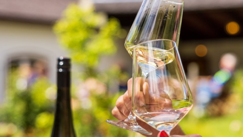 Ein Gläschen guten Wein genießen, © Florian Lechner Ein Gläschen guten Wein genießen, © Florian Lechner