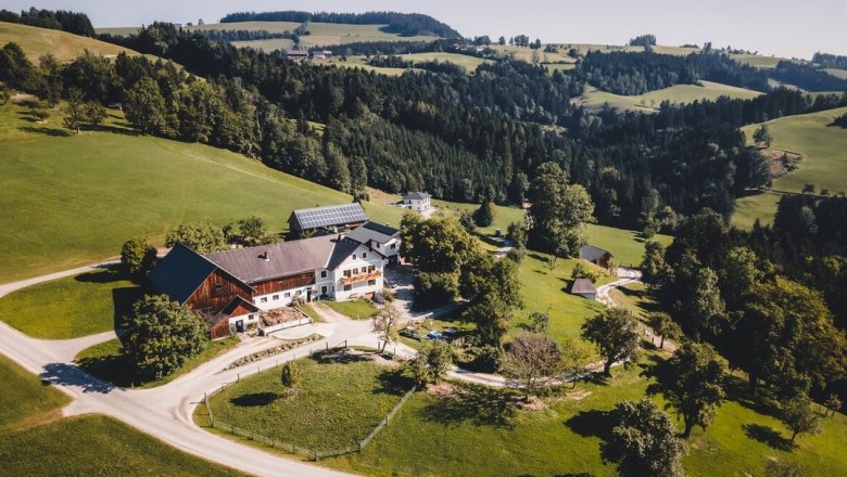 Hofansicht "Milch vom Pfandl", © Gerald Demolsky Hofansicht "Milch vom Pfandl", © Gerald Demolsky