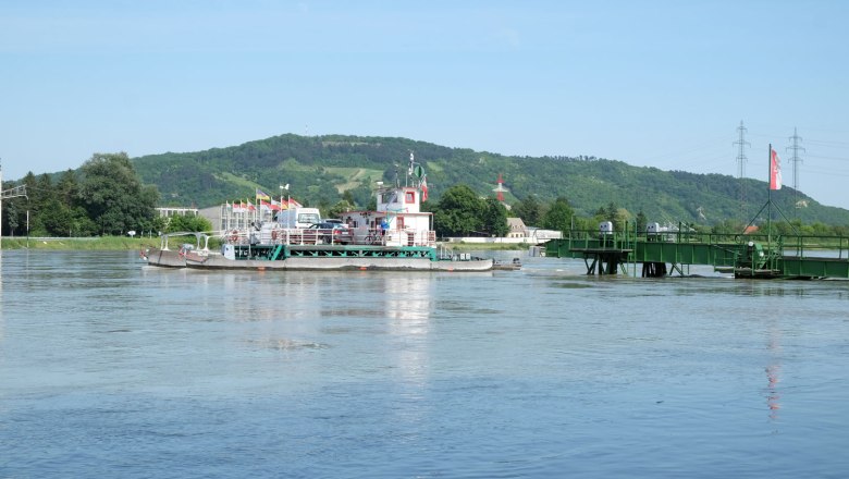 Donau Rollfähre bei Korneuburg-Klosterneuburg, © Benjamin Zibuschka Rollfähre auf der Donau bei Korneuburg-Klosterneuburg mit grüner Landschaft im Hintergrund.