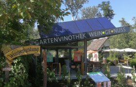Gartenvinothek Weingenuss auf der GARTEN TULLN, © Weingut Koch Gartenvinothek von außen mit Tischen und Stühlen im freien