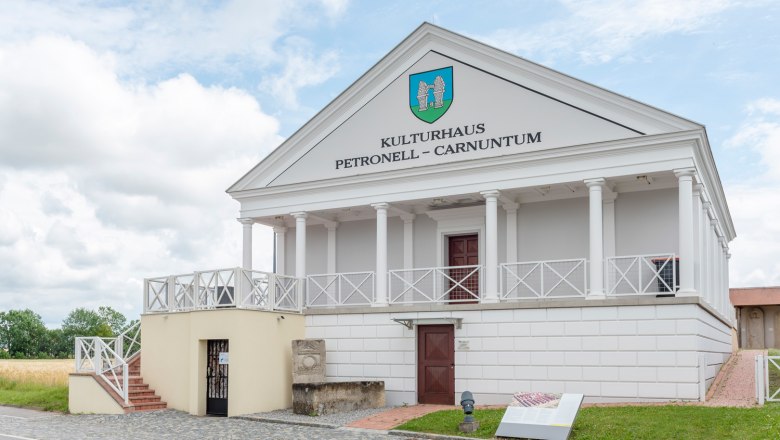 Auxiliarkastell Carnuntum, Petronell-Carnuntum, © photography 4 marketing, René Binder Kulturhaus Petronell-Carnuntum mit klassischer Fassade und Säulen.