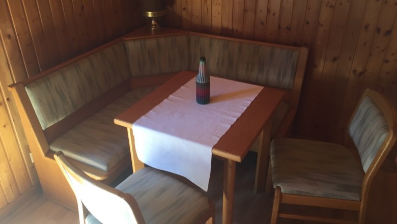 Gemütliche Sitzmöglichkeit im 100 Jahre alten Gepäckwagen, © M. Schorn Gemütliche Sitzmöglichkeit im 100 Jahre alten Gepäckwagen, © M. Schorn