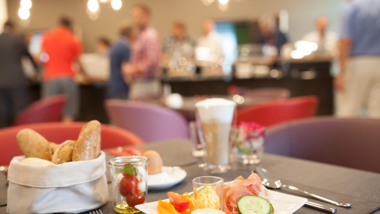 TDR Fruehstueck2-dc, © Winfried Dareb Gedeckter Frühstückstisch für 2 Personen