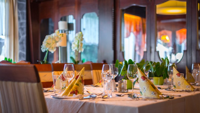 Speisesaal, © Wiener Alpen/Christian Kremsl Speisesaal Tische aufgedeckt mit Servietten und Weingläsern.